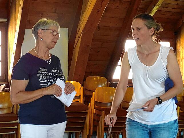 Die Schauspieler proben für den großen Auftritt beim Heimatabend.