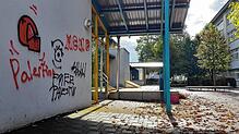 Unbekannte Täter haben die Wände der Waldeck-Schule mit Schmierereien beschädigt.