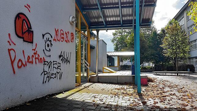 Unbekannte Täter haben die Wände der Waldeck-Schule mit Schmierereien beschädigt.