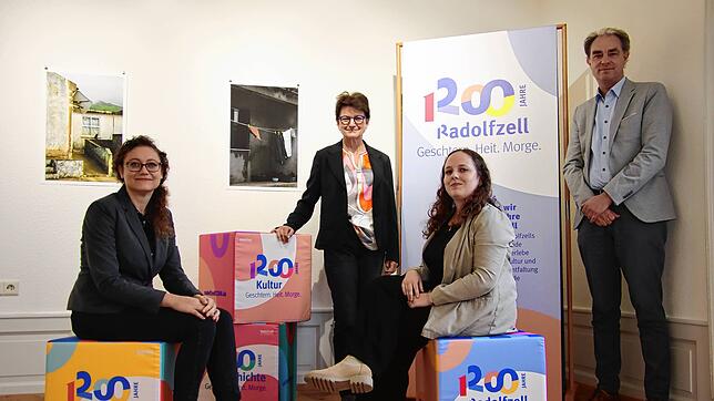 Freuen sich auf das Stadtjubiläum und über Logo, Slogan und Themenbereiche (von links): Jacqueline Berl (Museumspädagogin und Leiterin ...
