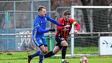 Keinen Sieger hatte das Duell zwischen dem FC Bodman-Ludwigshafen (Nico Blessing, rechts) und dem TuS Immenstaad (Mario Riegger).