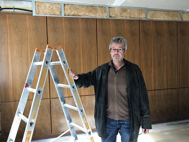 Die Holzvertäfelung im Sitzungssaal des Waldshuter Rathaus wird durch weiße Wände ersetzt. Lorenz Wehrle, Leiter des Hochbauamts, macht ...