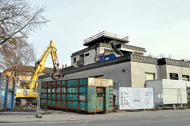 Blick vom Schulmuseum Richtung Lukullum: Die Abrissarbeiten sind im Gange.