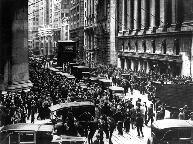 Aufgeregte Aktionäre stehen am 1929 vor der Börse in New York