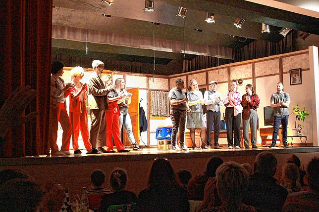 Die Theatertruppe (von links): Carla Schell (Markus), Leonie Mayer (Claudia), Oliver Buck (Hans), Anne Weidle (Berta), Lara Geiger ...