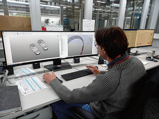 Matthias Hepfer lässt die Sohle aus dem Designvorschlag zu einem 3D-Modell werden.