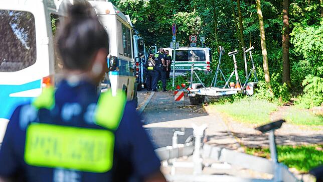 Polizistinnen und Polizisten bei einem Waldgebiet in Zehlendorf. Auf der Suche nach dem Raubtier in Berlin führten Hinweise die Polizei ...