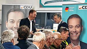 Eingerahmt von Wahlplakaten des CDU-Bundestagskandidaten Felix Schreiner spricht Thorsten Frei (rechts) mit diesem beim Hotzenwald Hock ...