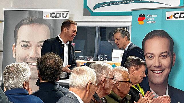 Eingerahmt von Wahlplakaten des CDU-Bundestagskandidaten Felix Schreiner spricht Thorsten Frei (rechts) mit diesem beim Hotzenwald Hock ...