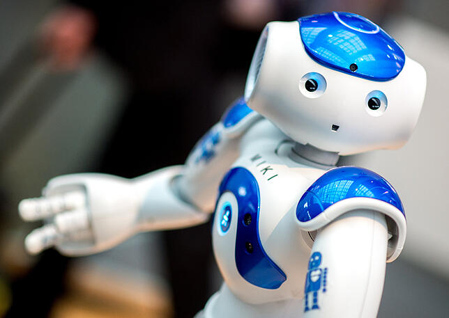 Der Roboter "Miki" steht am Stand des Bundesministeriums für Bildung und Forschung bei der Digitalisierungsmesse Cebit. Wie gut ist der ...