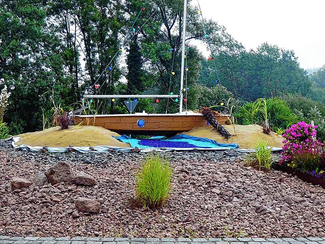 Den Sand für den Strand im Jahr 2019 hatten die Mitarbeiter von Bauhof und Stadtgärtnerei in der Sommerdekoration des Kreisel auf der B ...