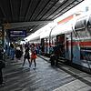 Fahrgäste steigen am Bahnhof Singen (Hohentwiel) aus dem Zug aus Richtung Stuttgart. Wegen einer Baustelle verkehrte der doppelstöckige ...