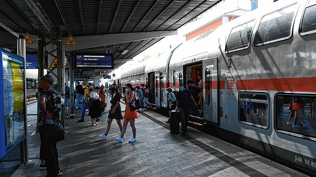Fahrgäste steigen am Bahnhof Singen (Hohentwiel) aus dem Zug aus Richtung Stuttgart. Wegen einer Baustelle verkehrte der doppelstöckige ...