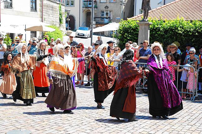 Bild 9: Traditionelle Tänze bei tollem Wetter: Bilder vom ersten internationalen Schwerttanztreffen