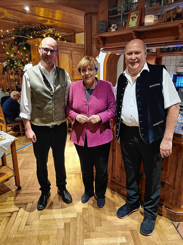 Hoher Besuch: Hirschen-Wirte Sebastian Amann (links) und Karl „Karle“ Amann mit Ex-Bundeskanzlerin Angela Merkel (CDU) im ...