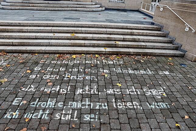 (Archivbild) Mit Kreide haben Aktivistinnen von &bdquo;Cat Calls of Konstanz&ldquo; auf den Boden geschrieben, was an diesem Ort in den ...