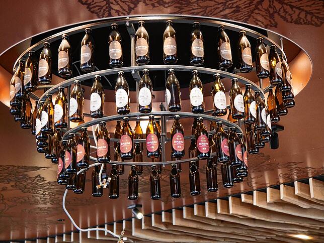So kann man leere Bierfalschen auch verwenden: eine Lampe im neuen Brauhaus in der Singener Innenstadt.