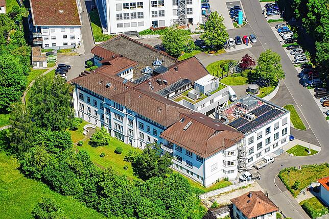 Das Stockacher Krankenhaus aus der Vogelperspektive (Aufnahme von 2024). Jährlich werden hier laut Internetseite des Krankenhauses rund ...