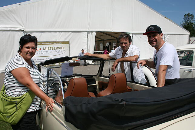 Fachsimpeln gehört beim Oldtimertreffen dazu. Das Bild zeigt die Besitzerin des VW Käfer Cabrios, Tanja Eppler, mit Norbert Renner und ...
