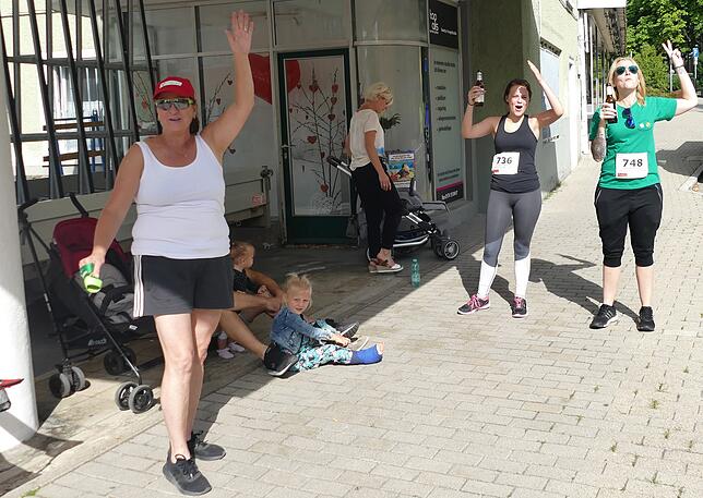 Schlachtenbummler feuern vom Straßenrand aus die Teilnehmer an.