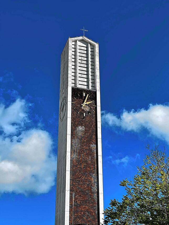 Sturmschäden durch Ignatz am Turm der katholischen Kirche St. Georgen.