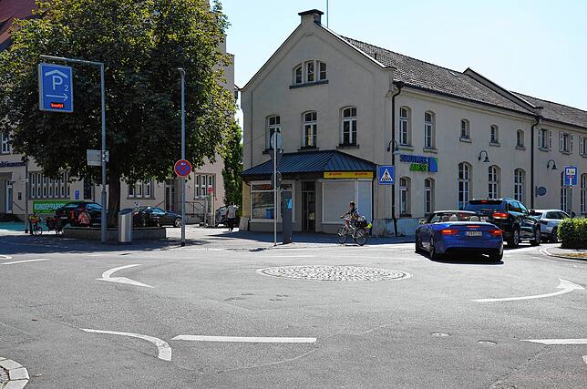 Am Parkhaus Post stauen sich die Fahrzeuge ebenfalls.