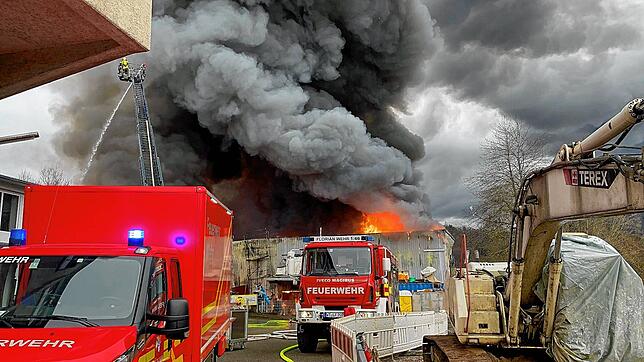Die Halle der Firma Tschamber steht im Vollbrand