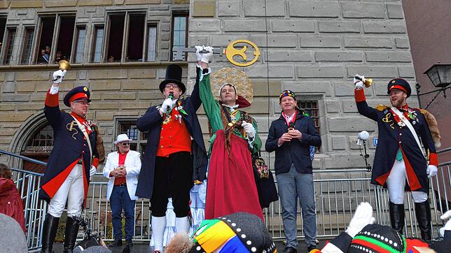 Geschafft: Narrenvater Achim Friesenhagen und Narrenmutter Stefan Mayer (Mitte) recken den Rathausschlüssel in die Höhe. Von links: ...
