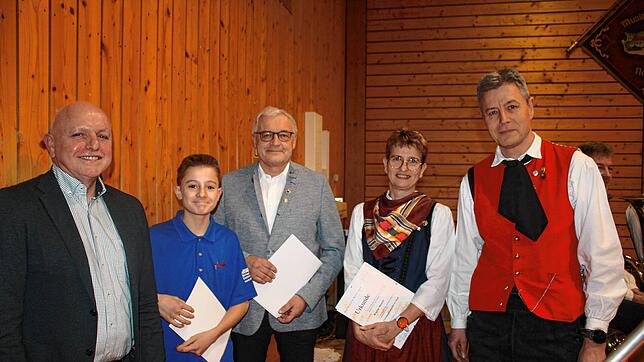 Thomas Bruschinsky (von links), Blasmusikverband Hegau-Bodensee, ehrte Mylo Baumann, Thomas Hertrich und Regina Mantel. Der Vorsitzende, ...