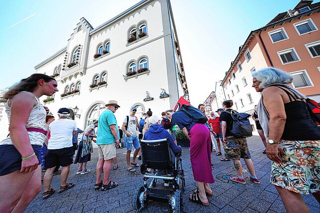 Demonstrationsteilnehmer vor dem Rathaus Radolfzell.