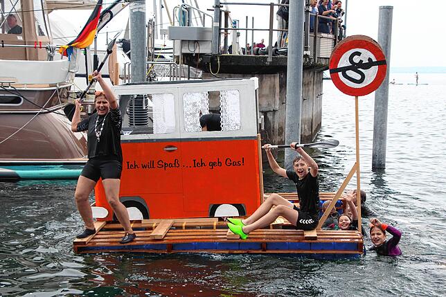Bild 12: Uhldingen feiert: Die besten Bilder vom ersten Tag des Hafenfestes mit Schrottregatta