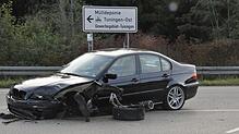 Das Wrack eines schwarzen BMW zeugt von einem heftigen Unfall an der Autobahnbahnauffahrt Tuningen: Vier leichtverletzte Personen und ...
