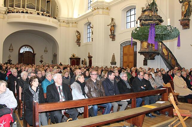 Mit über 400 Besuchern ist St.Johann bis auf den letzten Platz besetzt.
