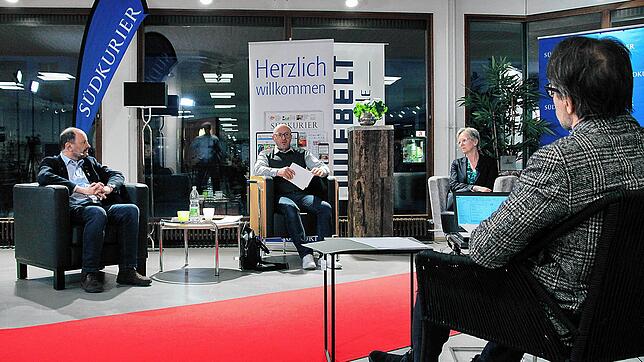 Über eine Stunde lang sendet der SÜDKURIER live aus dem Möbelhaus Wiebelt in Villingen. Josef Herdner (von links), Martin Ballof und ...