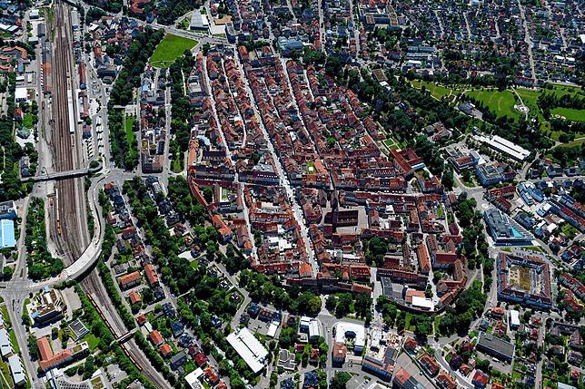 Luftbild von Villingen. Rechts im Bild ist das Hubenloch als grüner Streifen zu sehen.