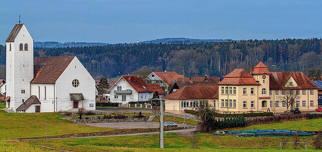 Der neue Versammlungs- und Festsaal soll in Bichtlingen als Anbau an das ehemalige Schulhaus (rechts) in Richtung Kirche entstehen.