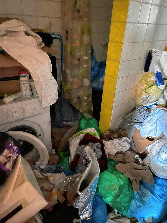 In der Duschkabine neben der Waschmaschine stapeln sich Müllsäcke. Vermutlich hatte die Frau vor ihrem Tod wochenlang nicht mehr duschen ...