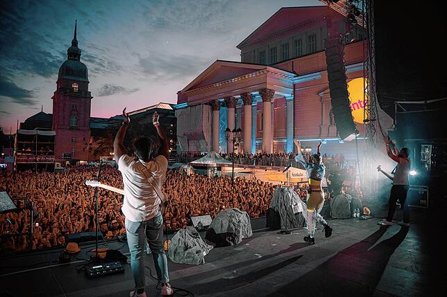 Endlich wieder Live-Konzerte auf der Bühne! Alice Merton und Band gastierten letzte Woche bei ihrer Sommertour auch in Darmstadt. Am 23. ...