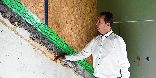 Auf der Baustelle zeigt SBK-Chef Ralph Buser, wo das bisherige Dach des Hauses aufhört, und wo die Aufstockung anfängt.
