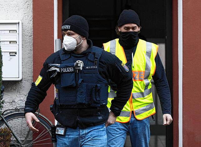 Bei der Razzia gegen sogenannte „Reichsbürger“ sichern Polizisten ein durchsuchtes Objekt in Frankfurt.