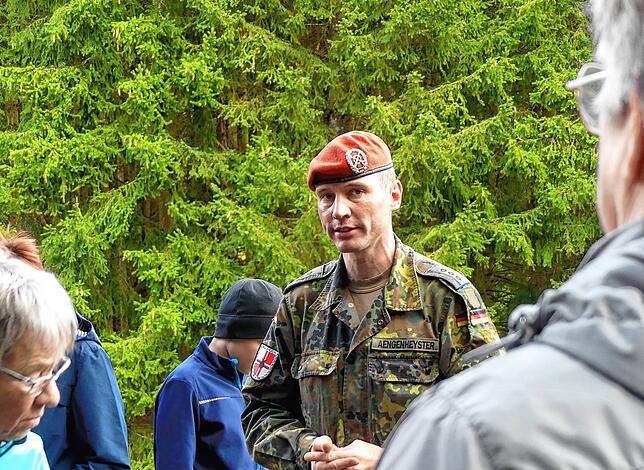 Hauptmann Nick Aengenheyster informiert über Besonderheiten des Areals.
