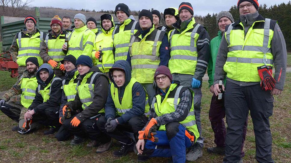 Bild : Bis der Funken trotz Sturmtiefs brennt: Unterwegs mit der Funkenmannschaft Markdorf