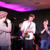 Die junge Jazzband Expedition Quäck um den Bandleiter Tobias Altripp (von links), Florian Fries am Saxophon, Gabriel Rosenbach an der ...