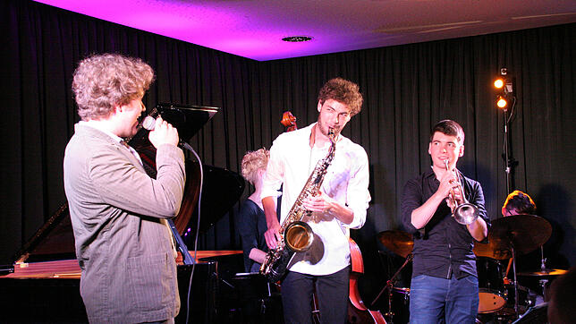 Die junge Jazzband Expedition Quäck um den Bandleiter Tobias Altripp (von links), Florian Fries am Saxophon, Gabriel Rosenbach an der ...