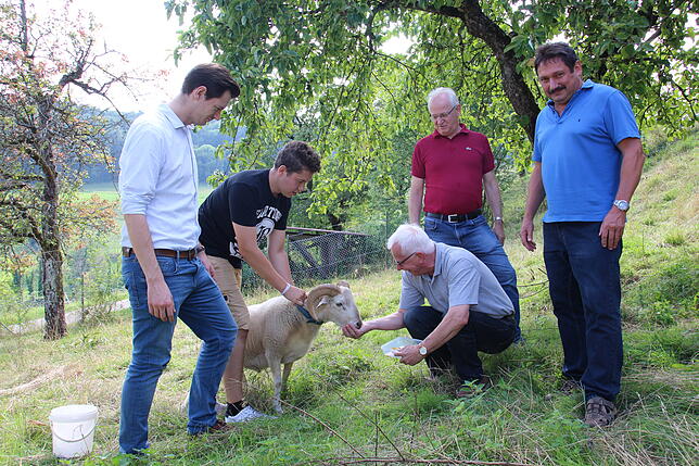 Besuch für „Heinz der Gönner“: Gemeinsam statteten Junggesellen Zunftmeister Werner Späth, Timon Schmidt (zweiter ...