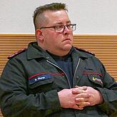 Altheims Abteilungskommandant Benedikt Stump wartete als Zuschauer auf das Ergebnis der Beratungen zum Feuerwehr-Gerätewagen im ...