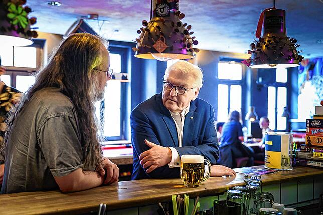 Auf ein Bier mit dem Bundespräsidenten: Frank-Walter Steinmeier (r) im Gespräch mit Besuchern des Kulturzentrums Reichenstraße in ...