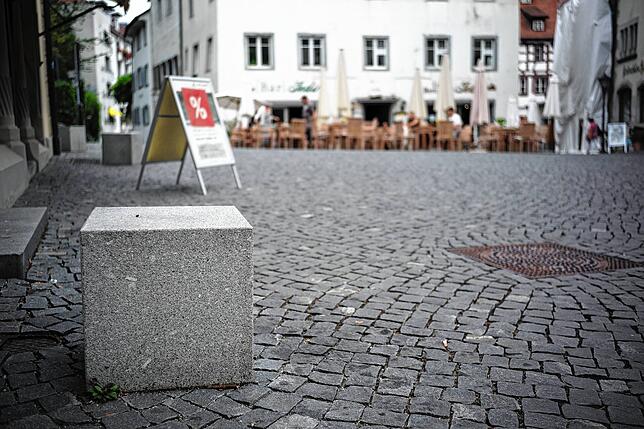 Hofhalde, kostenlos: Exakt drei solche Steinquader am Rand des Platzes laden (nicht) zum Verweilen ein. Mehr öffentliche Ruheplätze gibt ...