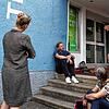 Wetterbedingt wurde aus dem Stadtspaziergang durch Tiengen ein Hock auf der Treppe vor dem Ali Theater. OB Philipp Frank (sitzend) ...