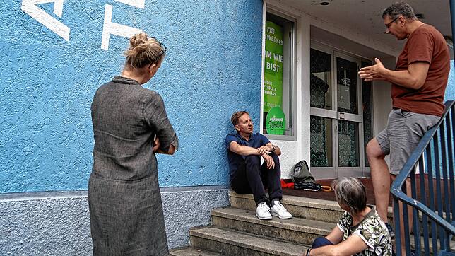 Wetterbedingt wurde aus dem Stadtspaziergang durch Tiengen ein Hock auf der Treppe vor dem Ali Theater. OB Philipp Frank (sitzend) ...